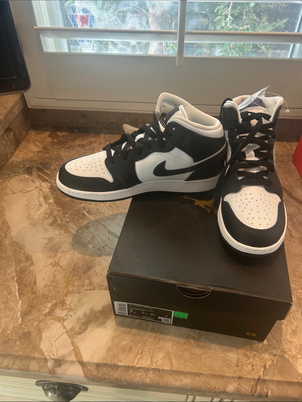 Brand New in box never worn Nike Air Jordan 1 Mid GS size 7 Youth = women 8.5 - Picture 10 of 12